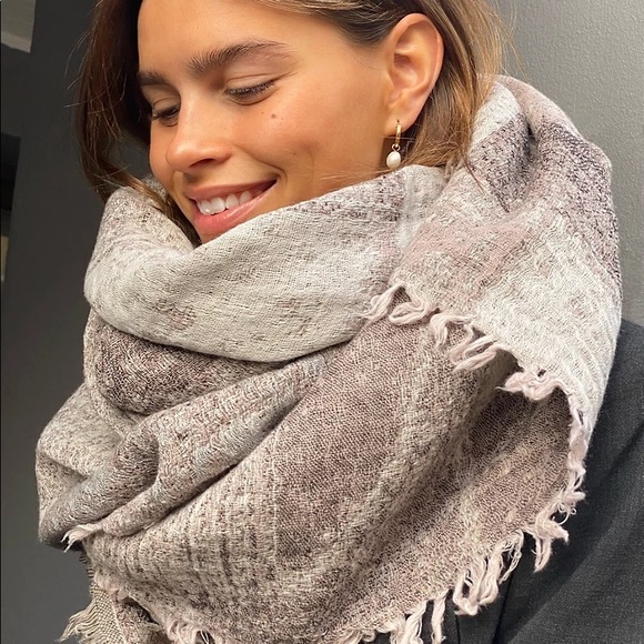Aritzia Wilford 100% Wool blanket scarf - Picture 5 of 5